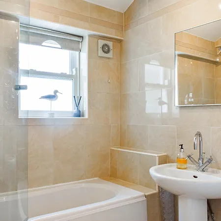 Pitcairn Cottage-uk41256 *